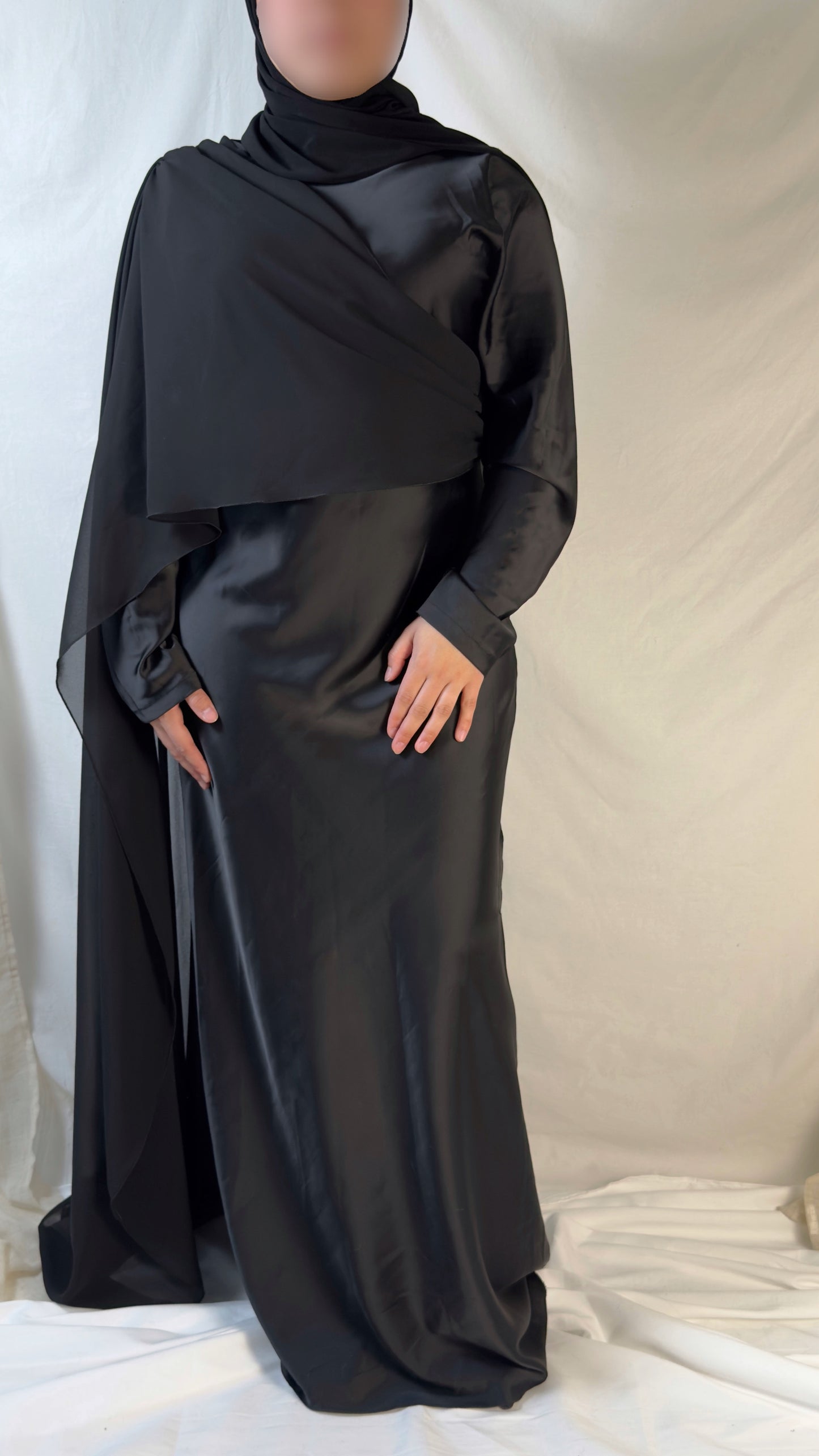 Robe en satin avec cape