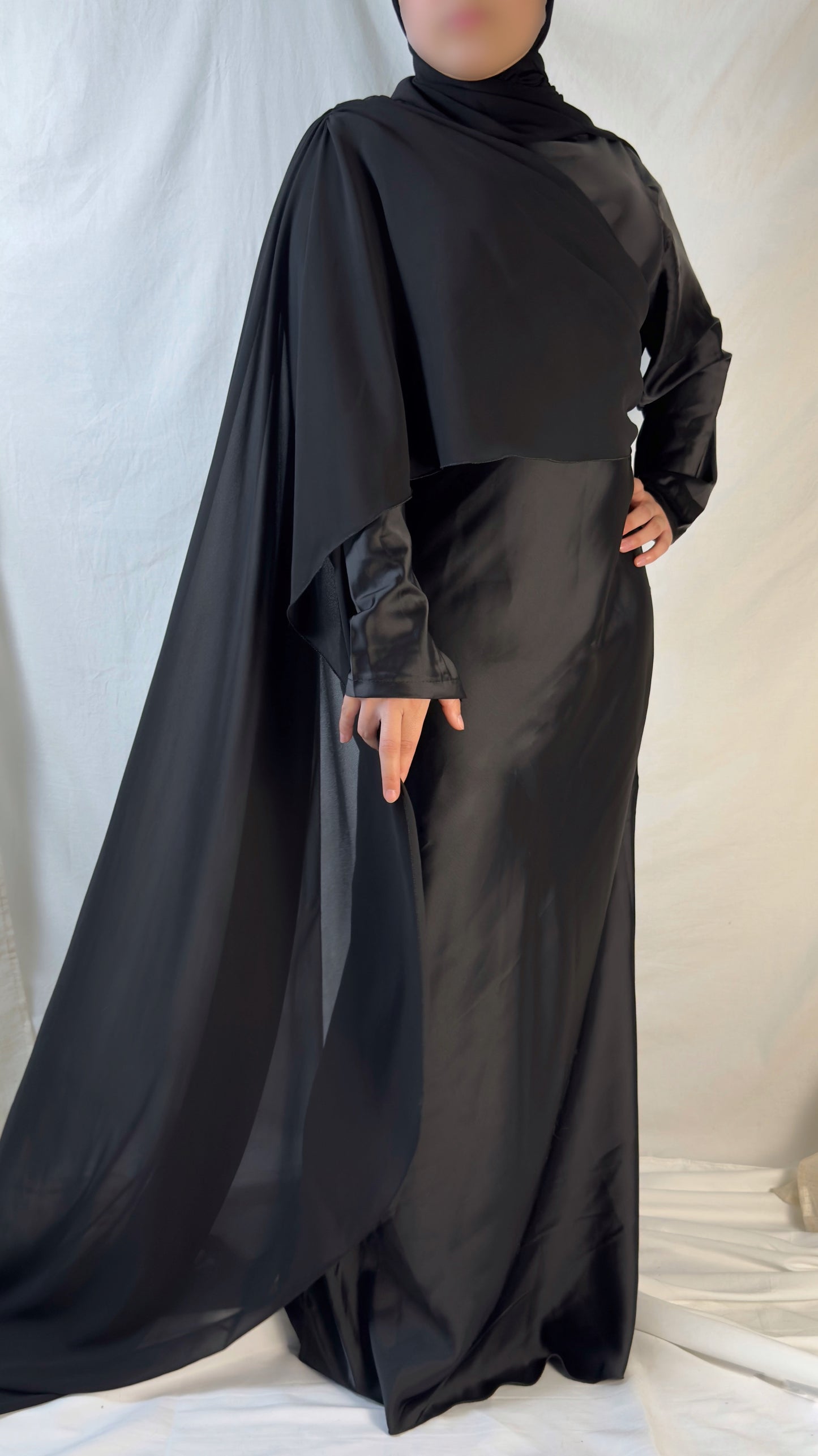 Robe en satin avec cape
